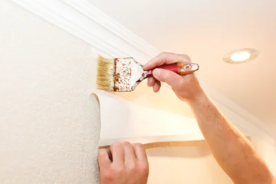 Pose de papier peint à l'Escarène — revêtements muraux et toiles de verre